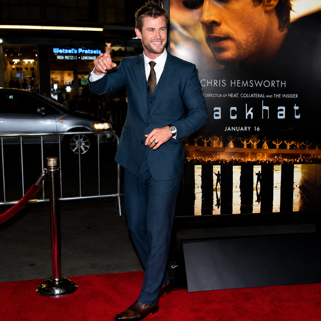 chris hemsworth Men’s Navy Blue 3 Piece Suit